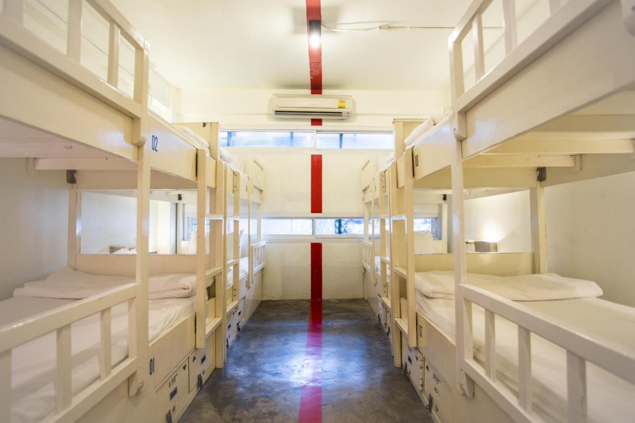 Qilombo Hostel Silom - Hq กรุงเทพมหานคร ภายนอก รูปภาพ