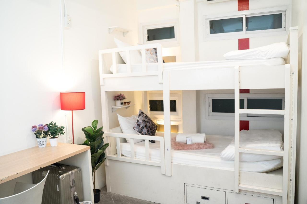 Qilombo Hostel Silom - Hq กรุงเทพมหานคร ภายนอก รูปภาพ