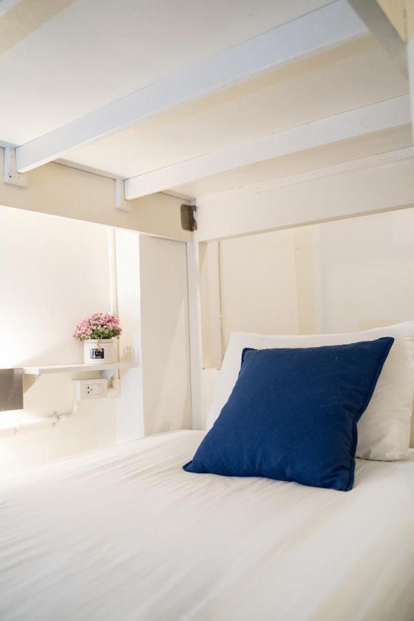 Qilombo Hostel Silom - Hq กรุงเทพมหานคร ภายนอก รูปภาพ