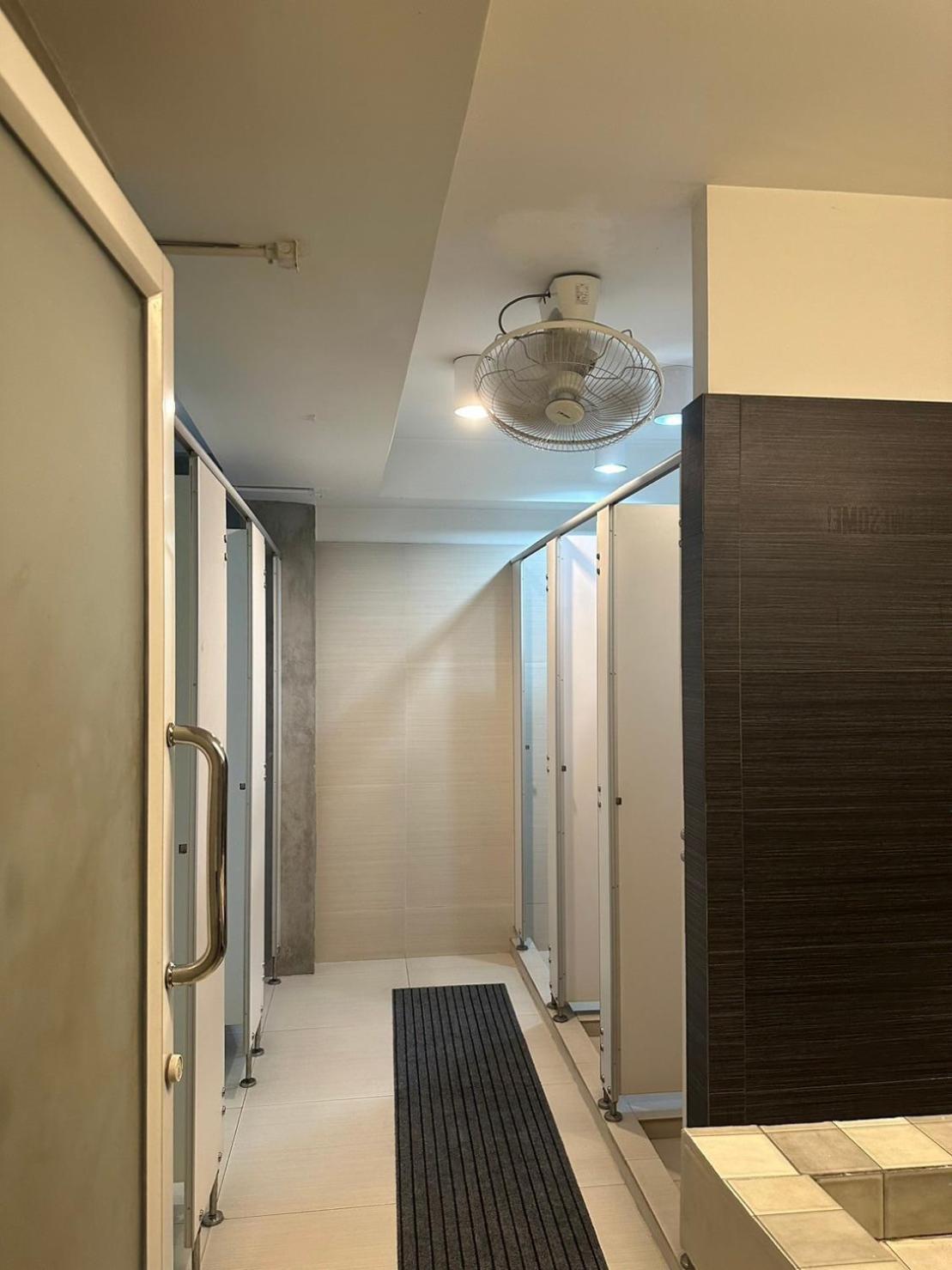 Qilombo Hostel Silom - Hq กรุงเทพมหานคร ภายนอก รูปภาพ