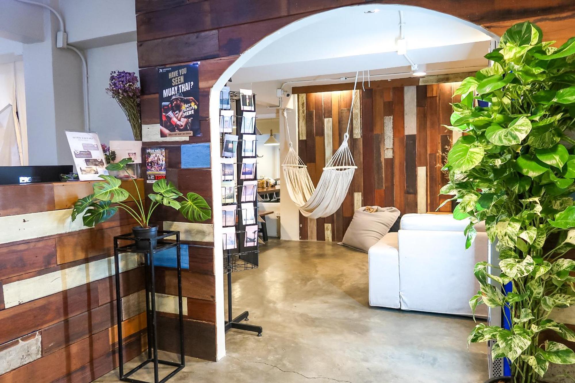 Qilombo Hostel Silom - Hq กรุงเทพมหานคร ภายนอก รูปภาพ